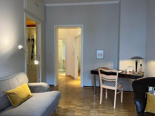 汉诺威Suite Appartement Friesenhof的客厅配有沙发和桌椅