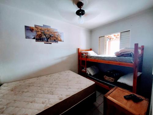 索科罗Estância Oliveira的一间卧室设有两张双层床和一扇窗户。