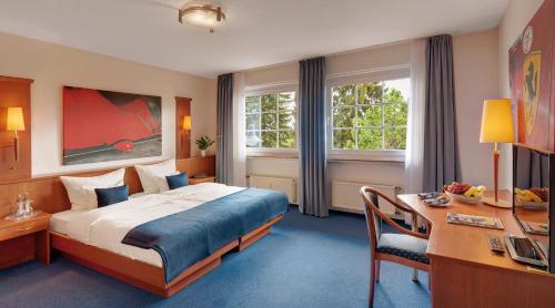 尼尔堡摩托斯波特酒店的配有一张床和一张书桌的酒店客房