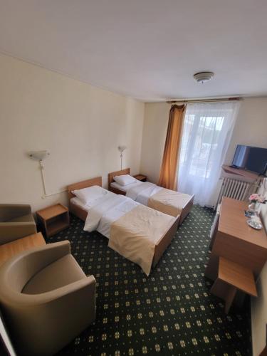 百乐费利克斯Hotel Padis的酒店客房设有两张床和电视。