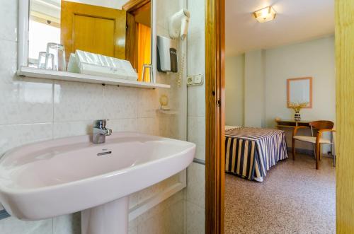 瓜尔达马尔·德尔·塞古拉地中海酒店的一间带水槽和镜子的浴室