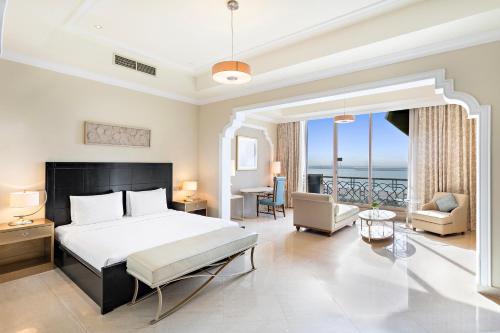 拉斯阿尔卡麦Al Hamra Residence的一间卧室设有一张床和一间客厅。