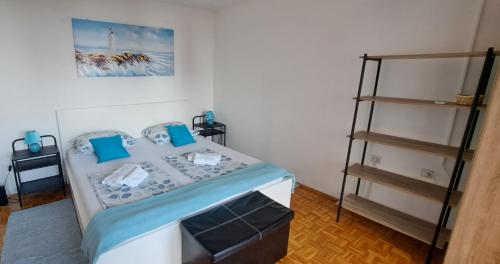 里耶卡Sea and mountain的一间卧室配有一张带蓝色枕头的床和梯子