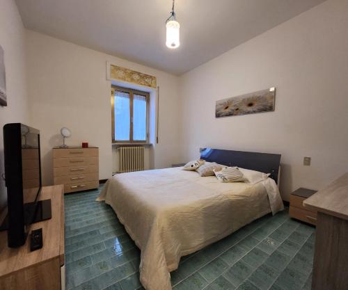 圣马力诺La Famosa Dimora Ambasciatore的一间卧室配有一张床和一台电视