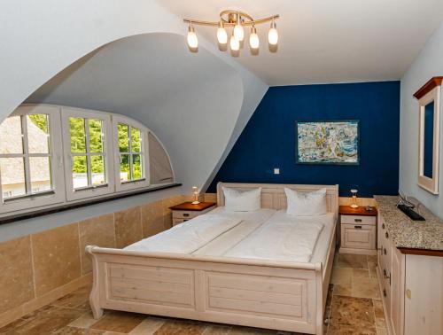 格罗斯施旺湖Villa DUXCAAR的一间卧室设有一张大床和蓝色的墙壁