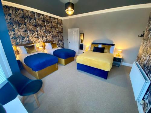 利物浦LFC 6 Bedroomed House sleeps 14的一间卧室设有两张蓝色和黄色的床