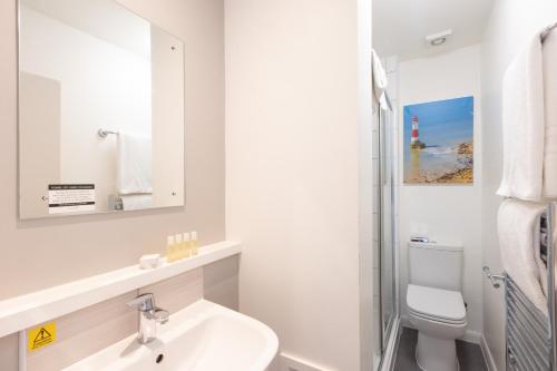 伊斯特布恩伯灵顿酒店的一间带水槽、卫生间和镜子的浴室