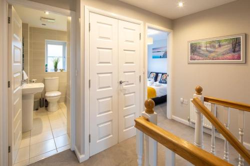 海伍德Beautiful & Luxurious Home - Free Parking, Wi-Fi的浴室设有通往卧室的门。