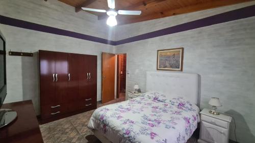 巴尔内阿利奥埃尔康多尔Sonidos del Mar的一间卧室配有一张床和吊扇
