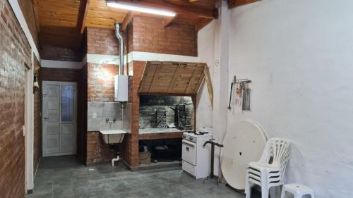 巴尔内阿利奥埃尔康多尔Sonidos del Mar的厨房配有水槽和炉灶