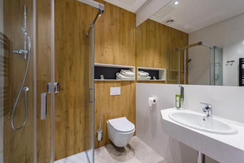 斯巴拉普瑞德特酒店的带淋浴、卫生间和盥洗盆的浴室