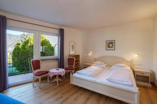 纳莱斯Hotel Appartement Lahngut的一间卧室设有一张床和一个大窗户