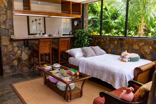 El YaqueVientos del Caribe Club & Hotel的卧室配有一张床和一张桌子