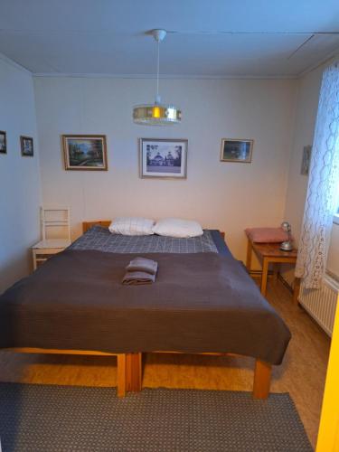 Esterin Tupa, Alajärvi的一间卧室,卧室内配有一张大床