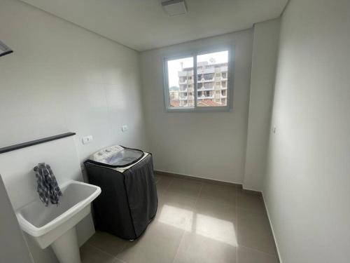 乌巴图巴Lindo apartamento Ubatuba的一间带水槽和卫生间的浴室以及窗户。