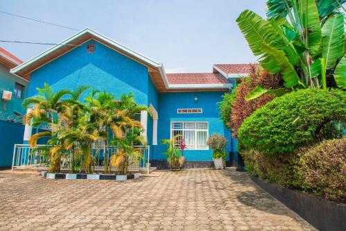 基加利RIGTH Homes的一座棕榈树的蓝色房子