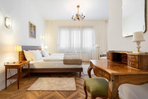 布加勒斯特Nobel Boutique的一间卧室配有一张床、一张书桌和一张书桌
