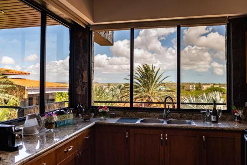 El YaqueVientos del Caribe Club & Hotel的厨房设有大窗户,享有沙漠美景