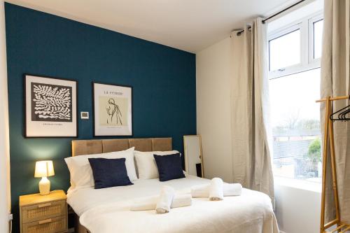 奥尔德姆Suite 5 - Stylist Spot in Oldham City Centre的一间卧室配有一张带蓝色墙壁的大床