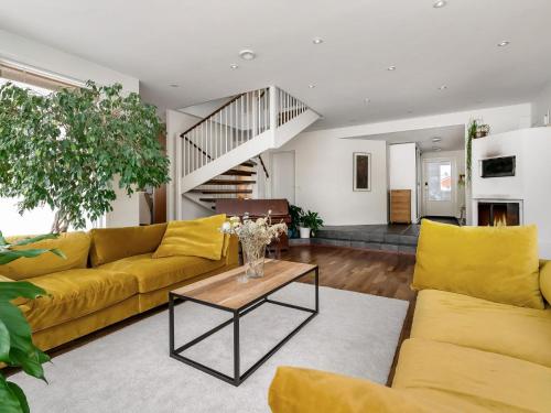 NummistenkyläHoliday Home Mustijoenranta by Interhome的客厅配有黄色的沙发和桌子