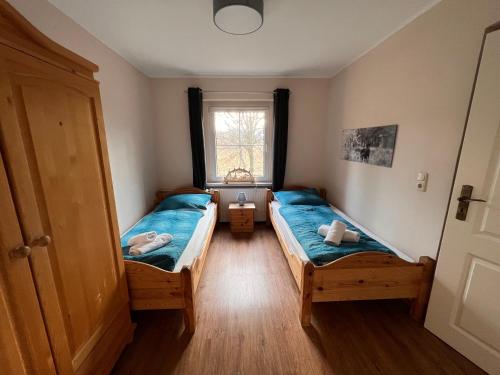 SehmaFerienhaus Bergblick - mit Sauna und Dampfbad und Yacuzzi的小型客房 - 带2张床和窗户