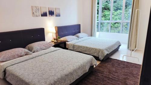伯恩仓Emerald Avenue Brinchang 8 guests 3 bedrooms的一间卧室设有两张床和窗户。