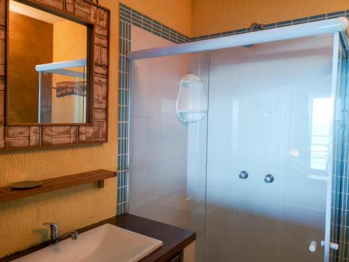 瓜拉派瑞波萨达贝姆特韦酒店的带淋浴和盥洗盆的浴室