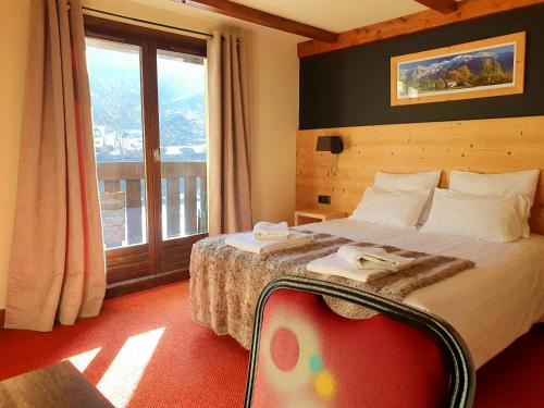里雾诗夏乐特杜博斯酒店的酒店客房设有一张床和一个大窗户
