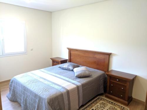 维拉·雷阿尔Casas do Corgo的一间卧室配有一张带两个枕头的床