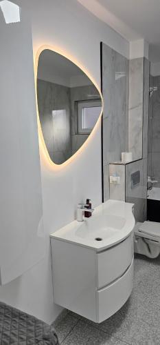 Lotus的浴室设有白色水槽和镜子