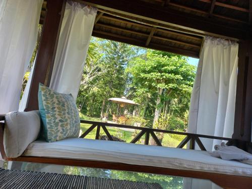 甘地达萨艾堡隆度假村的观景房的靠窗座位
