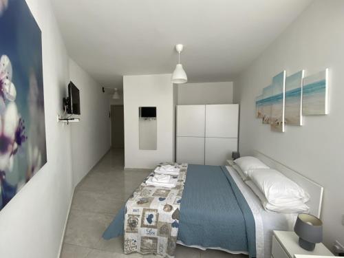TarxienTargura Lodging的一间白色客房内的床铺卧室