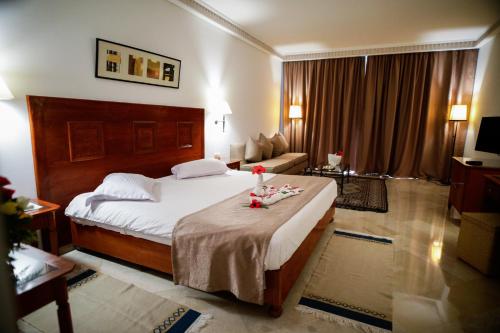 哈马马特阿罕布拉海水浴酒店的酒店客房设有床和客厅。