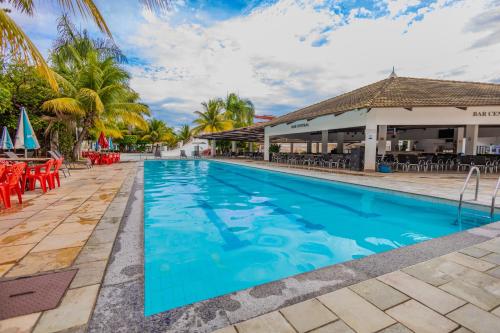 卡达斯诺瓦斯LACQUA DIROMA III - BVTUR的度假酒店的游泳池配有桌椅
