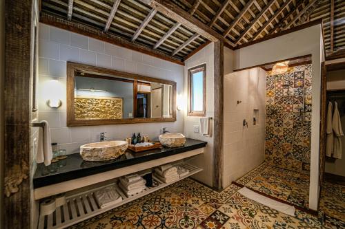 博卡斯德尔托罗Nayara Bocas del Toro的一间带两个盥洗盆和淋浴的浴室