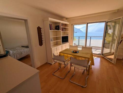 布鲁嫩Lake Lucerne Paradise apartment的一间配备有桌椅的海景用餐室