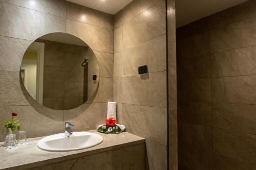 乌姆苏克Djerba Sun Beach, Hotel & Spa的一间带水槽和镜子的浴室