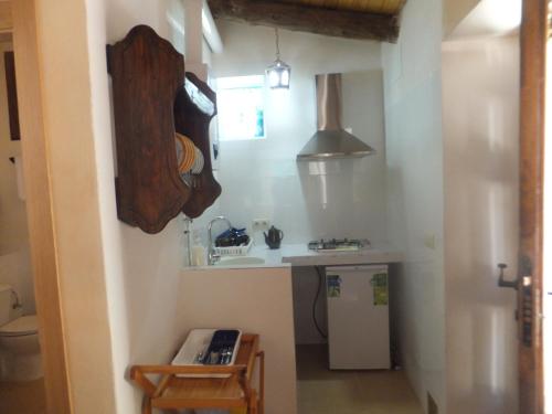 里奥帕尔Río Mundo Alojamiento Rural的一个带水槽和柜台的小厨房