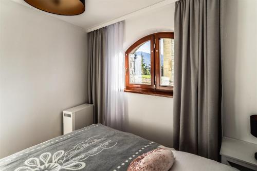 考斯赛力克Apartament z sauną na Tatrzańskim Wzgórzu的一间卧室设有一张床和一个窗口