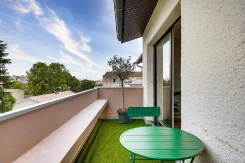 波尔多Nice apartment with balcony St Genès and parking的阳台配有绿桌和椅子