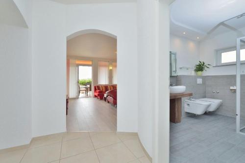扎达尔Villa Dalmatina Zadar mit Pool的客房内设有带水槽和卫生间的浴室