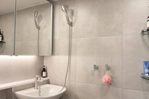 首尔Comma 1 - Cozy semi basement的带淋浴、卫生间和盥洗盆的浴室