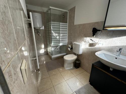 维也纳Coy Apartments Vienna #3的带淋浴、卫生间和盥洗盆的浴室