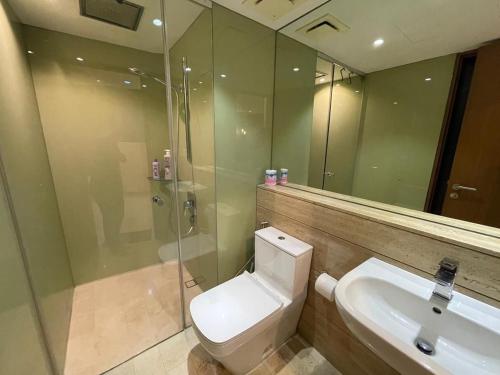 吉隆坡Vortex Suite & Residence KLCC by Mi Casa Su Casa的浴室配有卫生间、盥洗盆和淋浴。