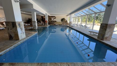 圣卡洛斯-德巴里洛切Huinid Bustillo Cabañas的一座蓝色的游泳池