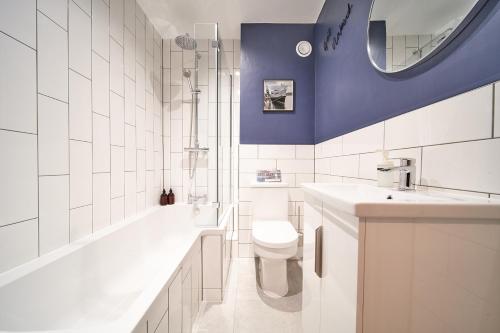布里斯托Belfry House的浴室配有卫生间、浴缸和水槽。