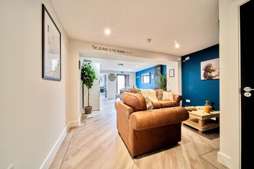 布里斯托Belfry House的客厅设有两张沙发和蓝色的墙壁
