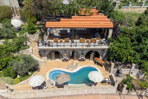 Authentic Villa with Pool and Garden in Beit Chabeb的享有带游泳池的房屋的空中景致