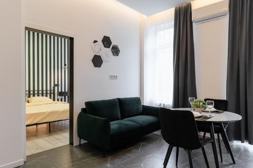 乌日霍罗德Luxury Apartments Laborca的客厅配有绿色沙发和桌子
