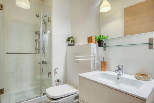 BrummānāHert 3Bedroom Villa In Faraya的浴室配有卫生间、盥洗盆和淋浴。